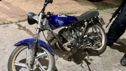 PEP Sinaloa y Semar aseguran a civil que conducía una motocicleta con reporte de robo