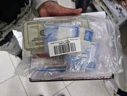 Encuentran a cinco elementos de la Guardia Nacional con un millón de pesos y armas en maletas y uniformes