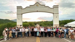 ¡Compromiso cumplido! Alcalde de Badiraguato inaugura el arco de bienvenida de la comunidad Del Llano de los Rochín