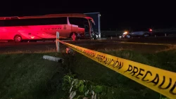 Choque en la Costera, deja un muerto tras colisión con autobús de pasajeros