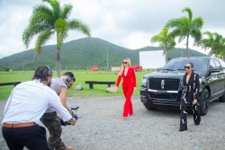 Esposa de 'El Chapo' Guzmán debuta en vídeo musical de su abogada