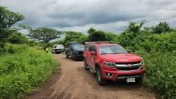 Hallan tres cuerpos con huellas de tortura y disparos en un camino de terracería en Elota