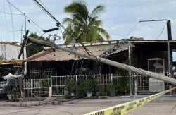 Un poste cae sobre su casa y daña su taquería