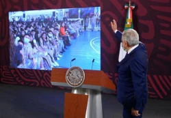 AMLO felicita a los estudiantes