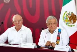 Juego de palabras de AMLO la pausa con Ken Salazar