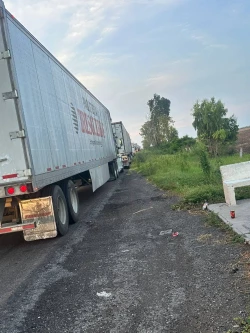Bloquean Maxipista a la altura de la Laguna de Canachi y Quilá; transportistas quedan atrapados