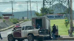 Grupos delictivos despojan de sus vehículos a conductores y luego los incendian para bloquear salida y entrada de Culiacán