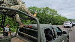 Hombre es encontrado sin vida y esposado en carretera a Quilá