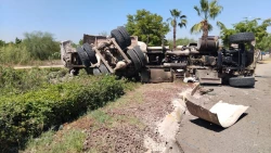 Vuelca camión revolvedor de concreto en el sector Barrancos de Culiacán