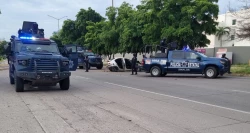 Encuentran vehículo chocado y abandonado sobre boulevard Universitarios en Culiacán