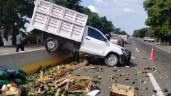Vuelca camioneta cargada de fruta y verduras en la Costerita tras falla en neumático