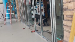 Limpian destrozos en tienda departamental en San Isidro