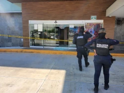 Grupo armado irrumpe en casino y roba cajero automático en Culiacán