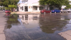 Insoportable drenaje colapsado en el centro de Los Mochis
