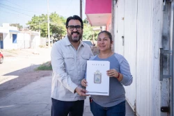 Juan de Dios Gámez sigue con entrega de títulos de propiedad casa por casa en Rincón del Parque en Culiacán