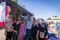 Juan de Dios Gámez recorre tianguis Laureles Pinos y hace entrega de cheques a comerciantes