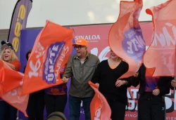 Rocha Moya da el banderazo inicial de La Caminata Naranja