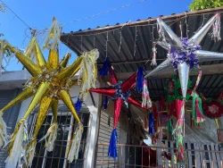 Un pasatiempo que se convirtió en negocio: Ángeles Covarrubias elabora piñatas desde hace 13 años