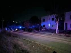 Grupo armado dispara y provoca incendio,  asesinando a un menor y una mujer