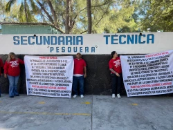 Docentes y administrativos de la Secundaria Técnica #7 se manifiestan por presunto abuso laboral