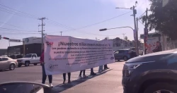 Se manifiestan para pedir luz en una escuela en Culiacán