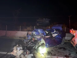 Tráiler a exceso de velocidad arrolla al menos cinco vehículos y ocasiona la muerte de tres personas