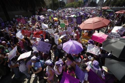 Miles de mexicanas exigen un alto urgente a la violencia feminicida en marcha histórica por el 8M