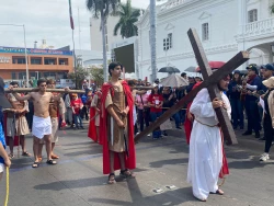 Grupo de jóvenes de Catedral en Culiacán personifican el Viacrucis