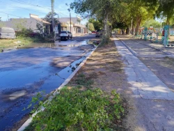 ¡Drenajes colapsados! Reportan fuga de aguas negras alrededor de un parque en Los Mochis