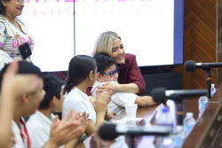Presidenta Estrella Palacios sostiene emotivo encuentro con alumnos de educación especial en Mazatlán