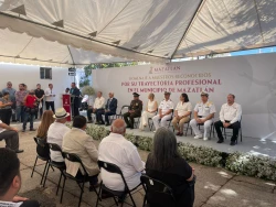 Reconocen a cinco maestras y maestros por su amplia trayectoria en Mazatlán