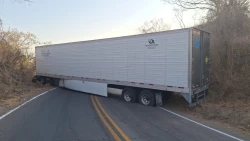 Dos tráileres bloquean la México 15 a la altura de San Ignacio, Sinaloa