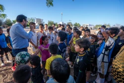 Juan de Dios Gámez se compromete a construir cancha de pasto sintético en La Conquista