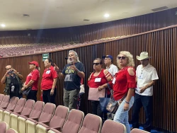Integrantes de la CNTE se manifiestan en el Congreso de Sinaloa
