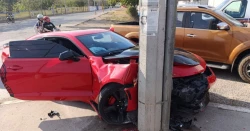 Conductor choca contra poste dejando cuatiosos daños materiales