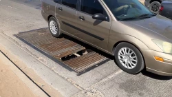¡Atentos! Riesgo para transeúntes y peatones en el bulevar Canuto Ibarra