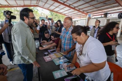 Juan de Dios Gámez asiste a votar