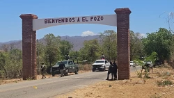 Ejército mexicano y Guardia Nacional resguardan la entrada el El Pozo, Imala