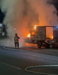 Camioneta de reparto queda completamente calcinada en Mazatlán