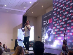 Vocalista de Los Claxons, Nacho Llantada da conferencia  “La Vida como una Fiesta" en Mazatlán