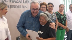 Entregan 1252 escrituras y títulos de propiedad otorgando certeza jurídica y federal al patrimonio familiar de los mazatlecos