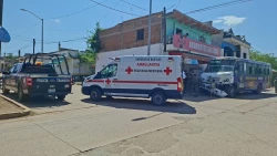 Choque entre camiones urbanos deja a 7 lesionados en Mazatlán
