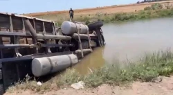 Cae tractocamión a un canal en el ejido Compuertas, Ahome