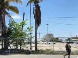 Elementos de la Marina intentan detener a hombre con motocicleta sin placas y se da a la fuga a pie