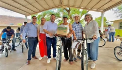 Eneyda Rocha y José Paz López entregan apoyos alimenticios en comunidades de Badiraguato