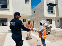 Policías Estatales del Gobierno de Sonora entregan agua embotellada a trabajadores de la construcción