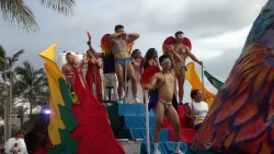 Con orgullo y alegría miembros de la comunidad LGBTQ+ llenan de color el malecón de Mazatlán en el PRIDE 2025