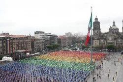 Miles de mexicanos hacen de la bandera LGTBI un monumento dedicado a la diversidad