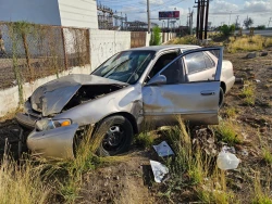 Accidente tipo salida de camino en deja solo daños materiales en Culiacán