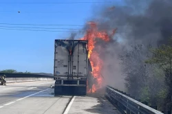 Se incendia tráiler sobre el libramiento Mármol-Villa Unión